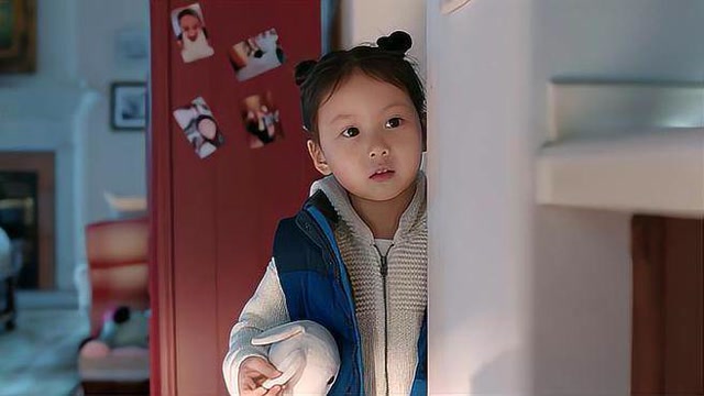 都挺好-明哲得知母亲去世,当场崩溃大哭,女儿躲在角落偷看!