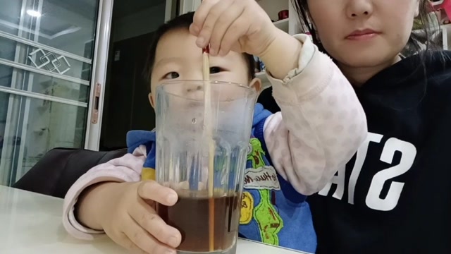 妈妈生病吃药,一岁半儿子贴心学妈妈冲药,妈妈心里暖暖的