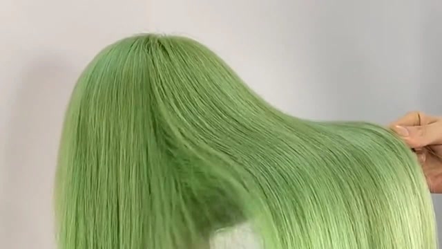 在理发店染头发的美女,居然染成一头的绿色,是在暗示男友什么吗?