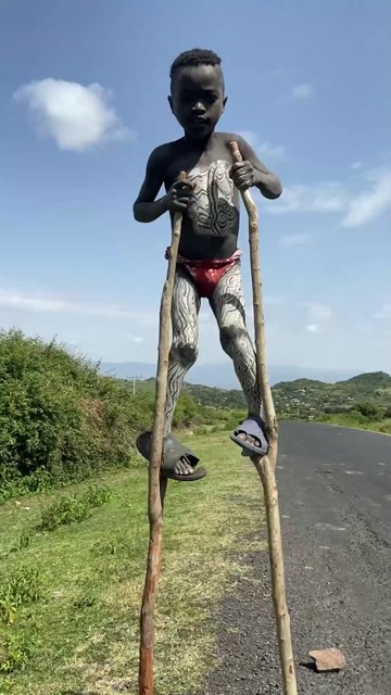 非洲原始部落斑马族这里的人自以为高人一等从小就踩高跷