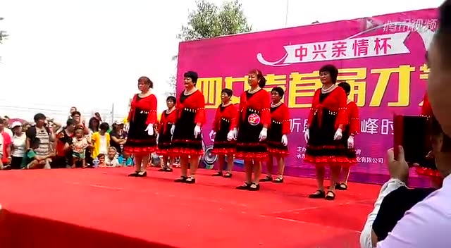 武城四女寺头屯村表演广场舞《东南西北风》