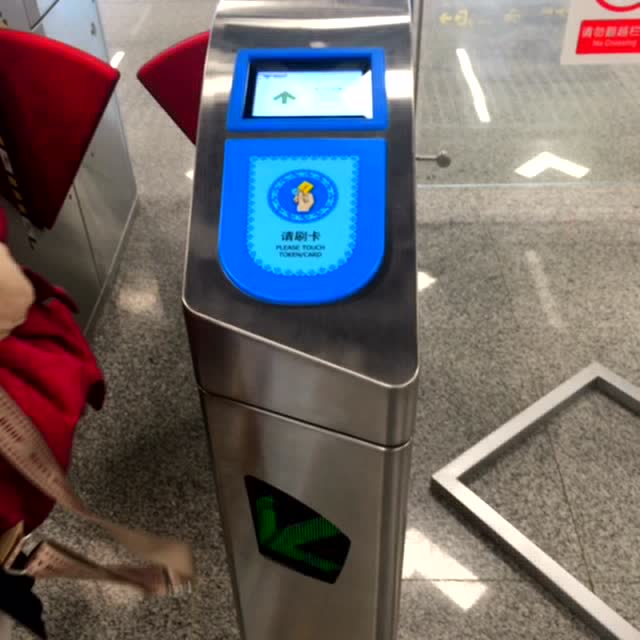 南宁地铁市民卡刷卡进站,用时不到一秒钟