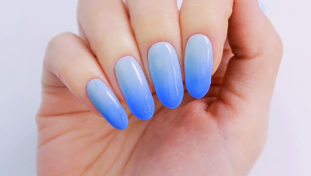 美甲还是纯色的好,超美蓝色渐变美甲