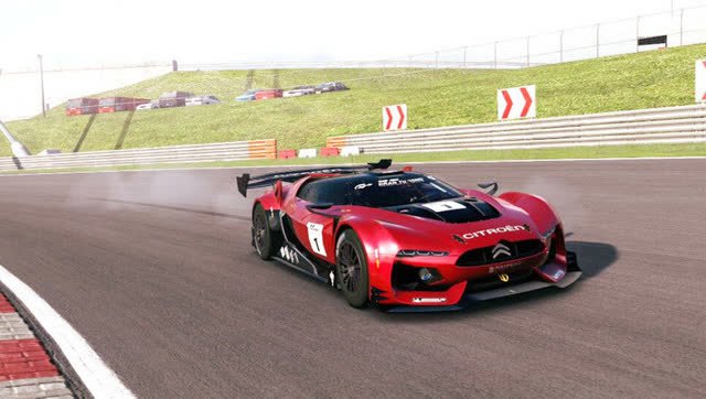 国外小孩的赛车比赛,简直酷毙了,我这么大时还没见过车呢!