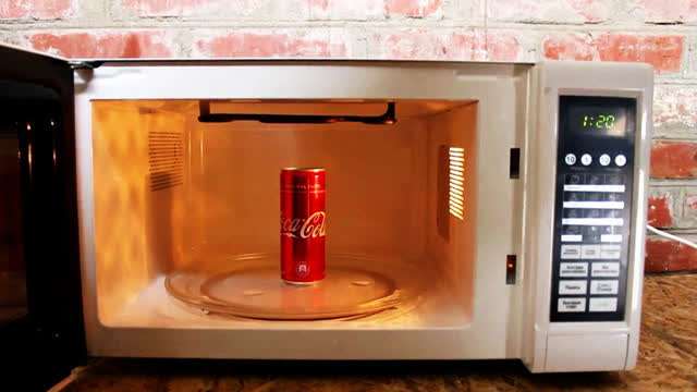 用微波炉尝试加热各种可乐,到底哪种包装最容易发生爆炸