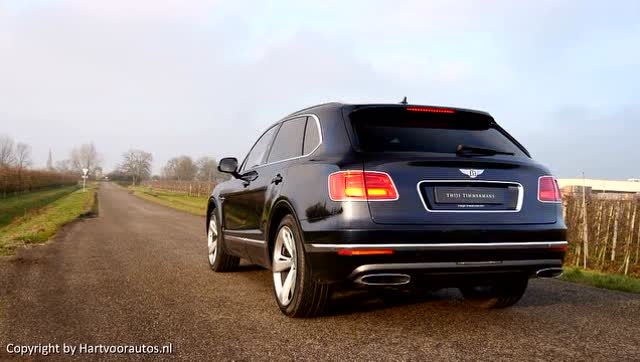 感受下宾利添越12缸引擎的暴力提速