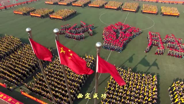 衡水中学百日誓师现场,场面气势磅礴,学生士气高涨拼高考
