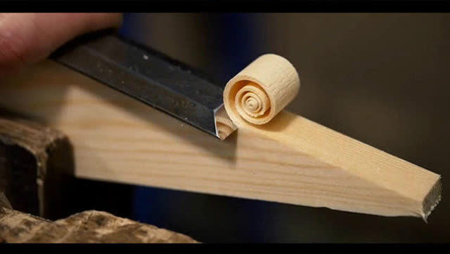 国外老木匠演示如何刨出斐波那契螺旋线刨花