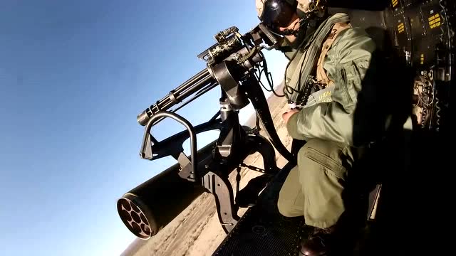武装直升机守护神 舱门炮手疯狂扫射地面