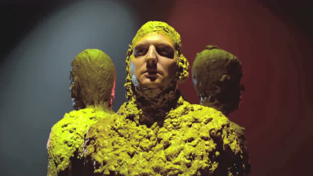 三个泥巴人在一起