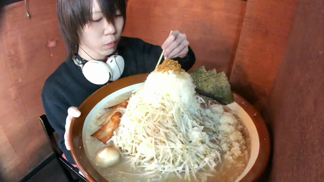 日本大胃王耳机小哥,吃超大碗的豆芽拉面,3个壮汉估计都吃不完