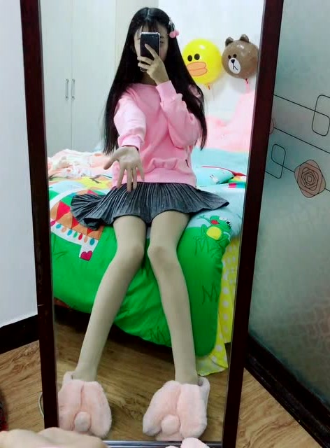超粉嫩的白丝校花自拍,真的好清纯啊