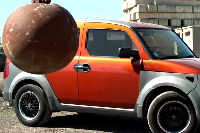 土豪拿4吨重巨型铁球撞击汽车,场面好壮观