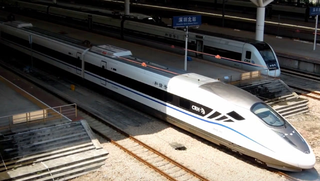 新型crh2e卧铺动车组,驶离深圳北站