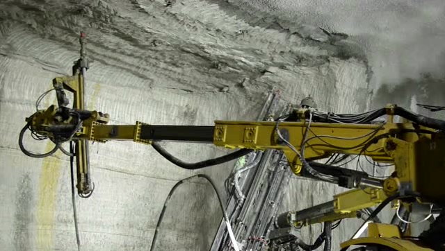 隧道洞穴就是这样挖出来的,工人全靠这台机器了!