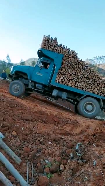 汽车拉木材上坡,惊险的一幕