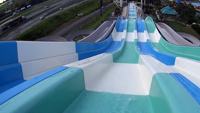 震撼!第一视角玩超长水滑梯,真是太过瘾了!