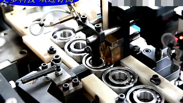 轴承的钢珠是怎样放进去的,机器干这个活好简单啊