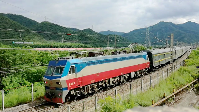 翻越秦岭的火车!t7次天府之星号秦岭站发车开往成都