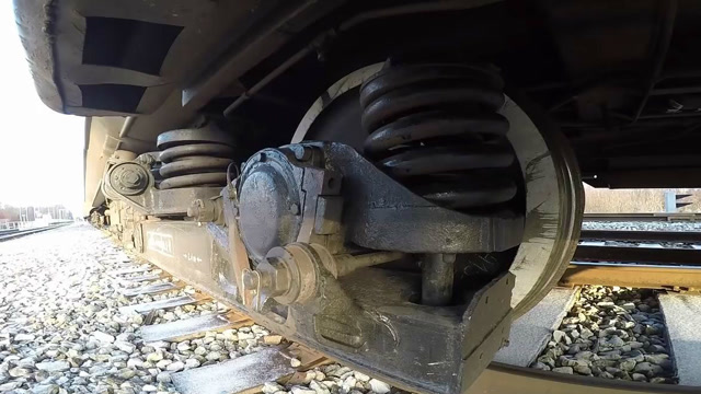 在火车底部装个gopro,实拍列车行驶在有砟铁路