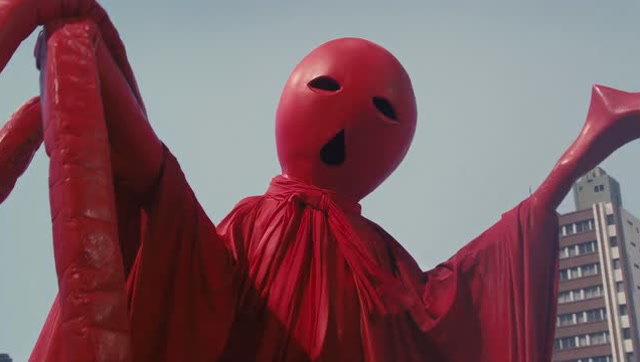 诺巴一直没有忘记自己的梦想,不愿意就这样离开地球