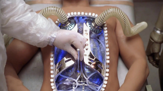 机器人为了能拥有"人类器官和感情",不断改造自己的身体!