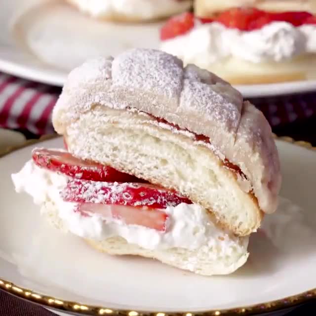 一分钟美食分享:草莓奶油夹心菠萝包