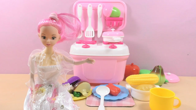 芭比娃娃厨房做饭过家家 请朋友波比来做客品尝美食