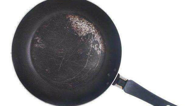 家里铁锅生锈怎么办?奶奶教我一个土方法,既不生锈也不粘锅