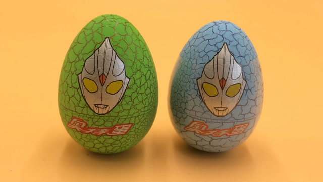 迪迦奥特曼奇趣蛋 奥特蛋拆玩具视频