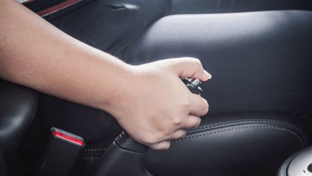 为什么老司机都这样拉手刹?原来这才是最安全的,对车有很大好处