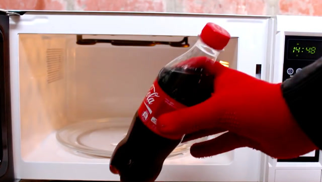 小伙把可乐放进微波炉里加热,35秒后霸气开始!