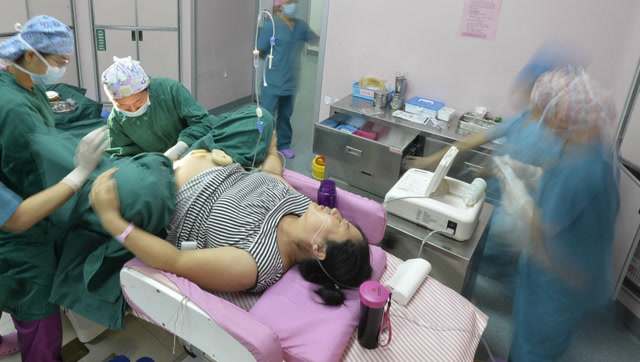 实拍助产士接生:常被冲动的产妇咬伤