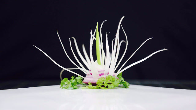 洋葱换这样做,切几刀插上几片大葱,就是一道意境盘饰,简单易学