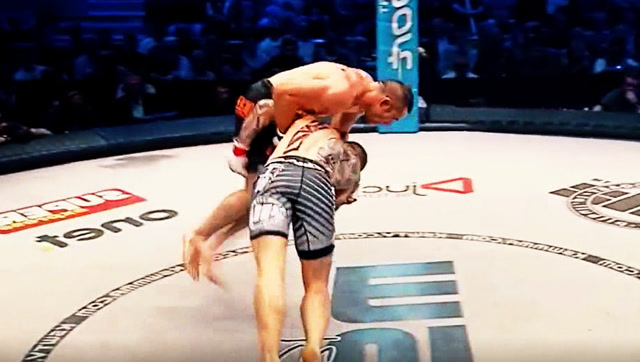 原来mma也有飞冲肩,虽然没有wwe好看,但实用性还是很高的