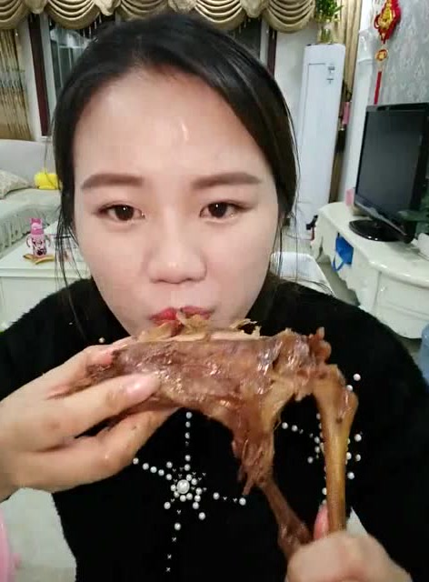 吃货美眉直播大口吃肉,看的我都馋了,馋嘴
