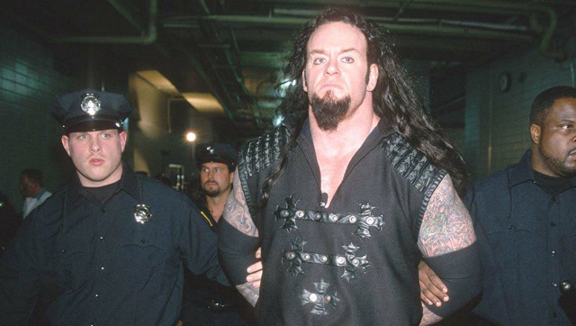 年轻时的送葬者不仅出手凶狠,面目也很狰狞!