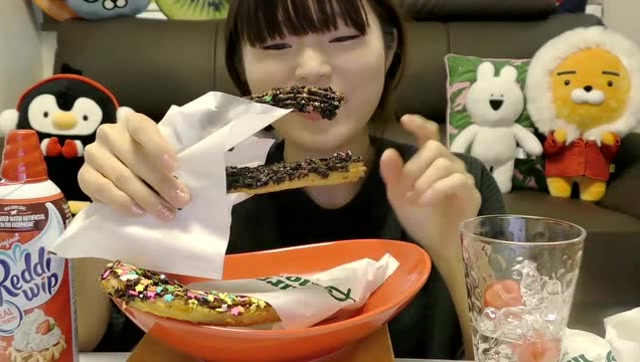 大胃王直播吃甜圈,非常诱人的小点心