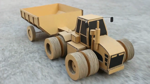 用纸板diy约翰迪尔拖拉机,外形非常酷,看看他是怎么做的