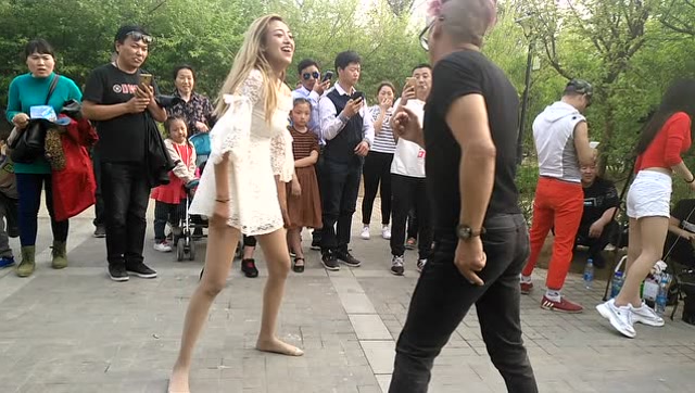 郑州:穿鞋尬舞不尽兴 脱鞋跳