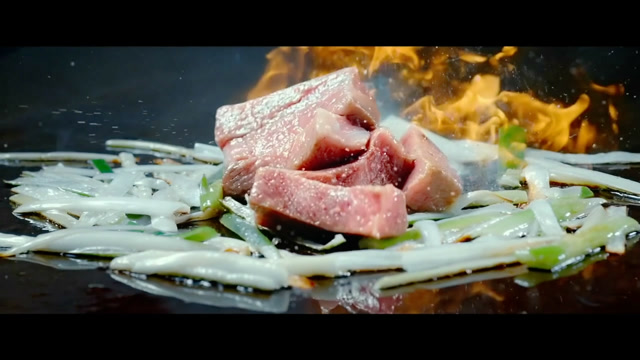谢霆锋真是壕无人性,顶级a5和牛做葱爆牛肉,小厨神不一般