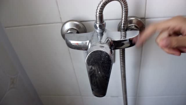 花洒开关总是有水渍,别再用钢丝球了,用这一喷立马和新的一样