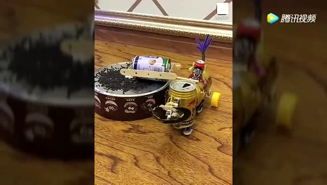 民间手工大神用易拉罐制作一头电动牛 拉磨?