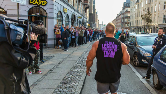 健美大佬乔卡特上街,看看他有多受人们欢迎