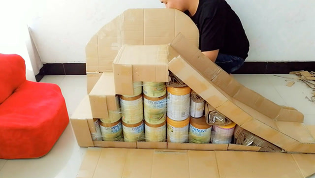 26个奶粉桶,一堆破纸箱,有爱父亲为儿子打造专属滑梯