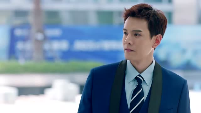 温暖的弦 朱临路怕女友和占南弦旧情复燃,每天都来送她上下班