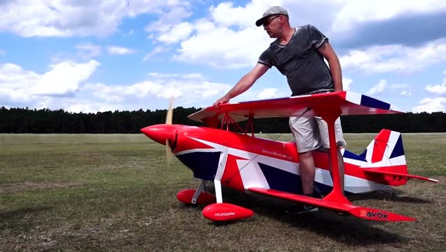 动力强劲的双层翼飞机