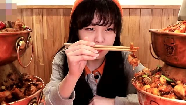 大胃王mini:吃双层铜炉蛙腿锅,两座肉山宝塔飘香腻人