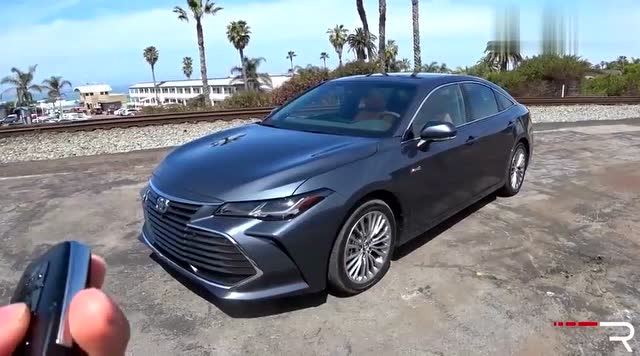 总算见到实车,2018款丰田亚洲龙外观,内饰,空间高清实拍