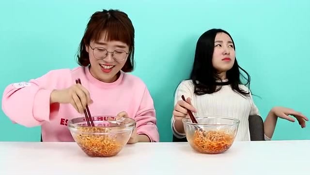 小伶玩具:小伶被火鸡面辣傻啦